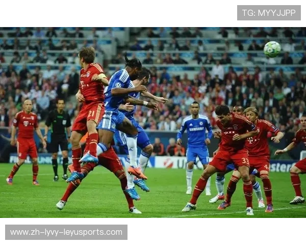 足球比赛中的集体防守与破密集防线